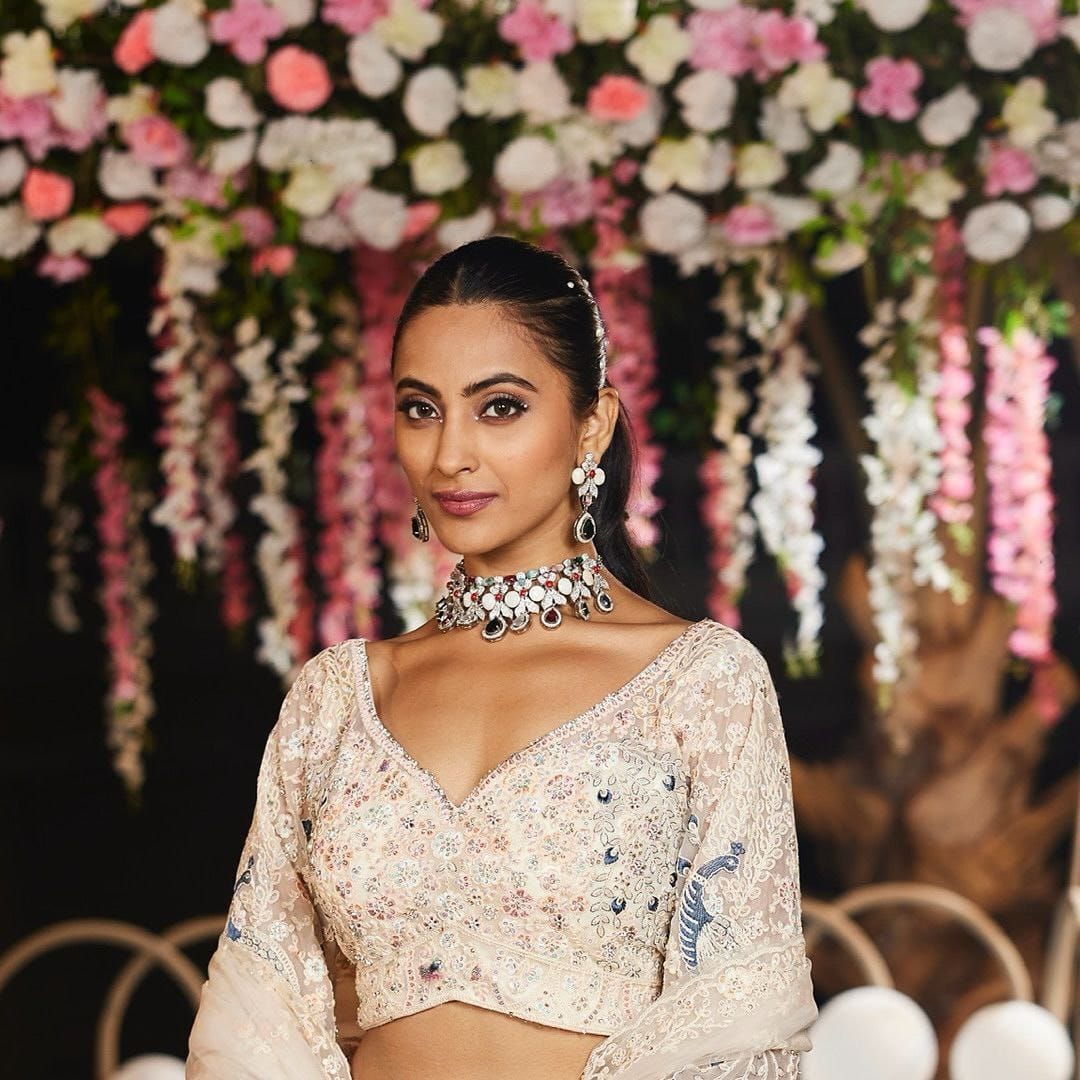 Ivory Blossom Lehenga – A Timeless Tale of Elegance 👑