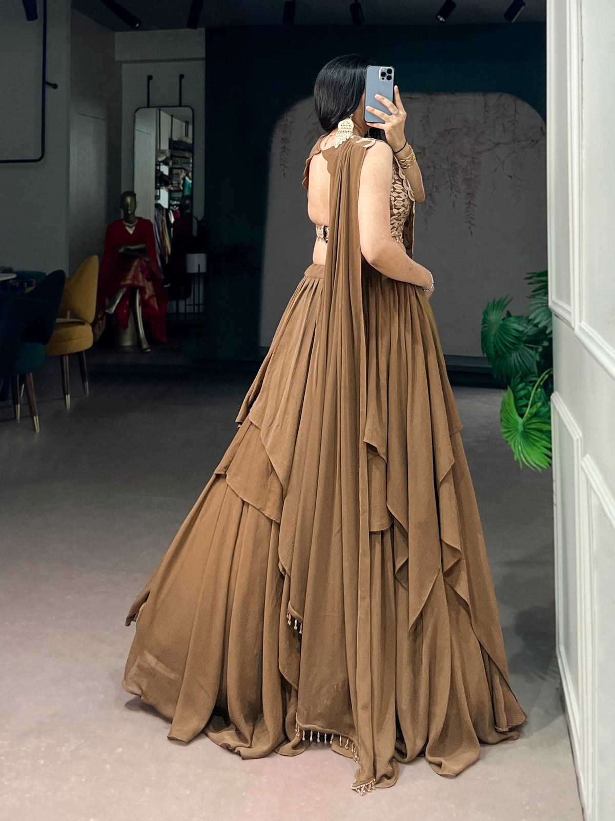 Crafted in flowy marble textures with a lightweight feel, this elegant lehenga is designed for effortless comfort and timeless festive charm.🤎