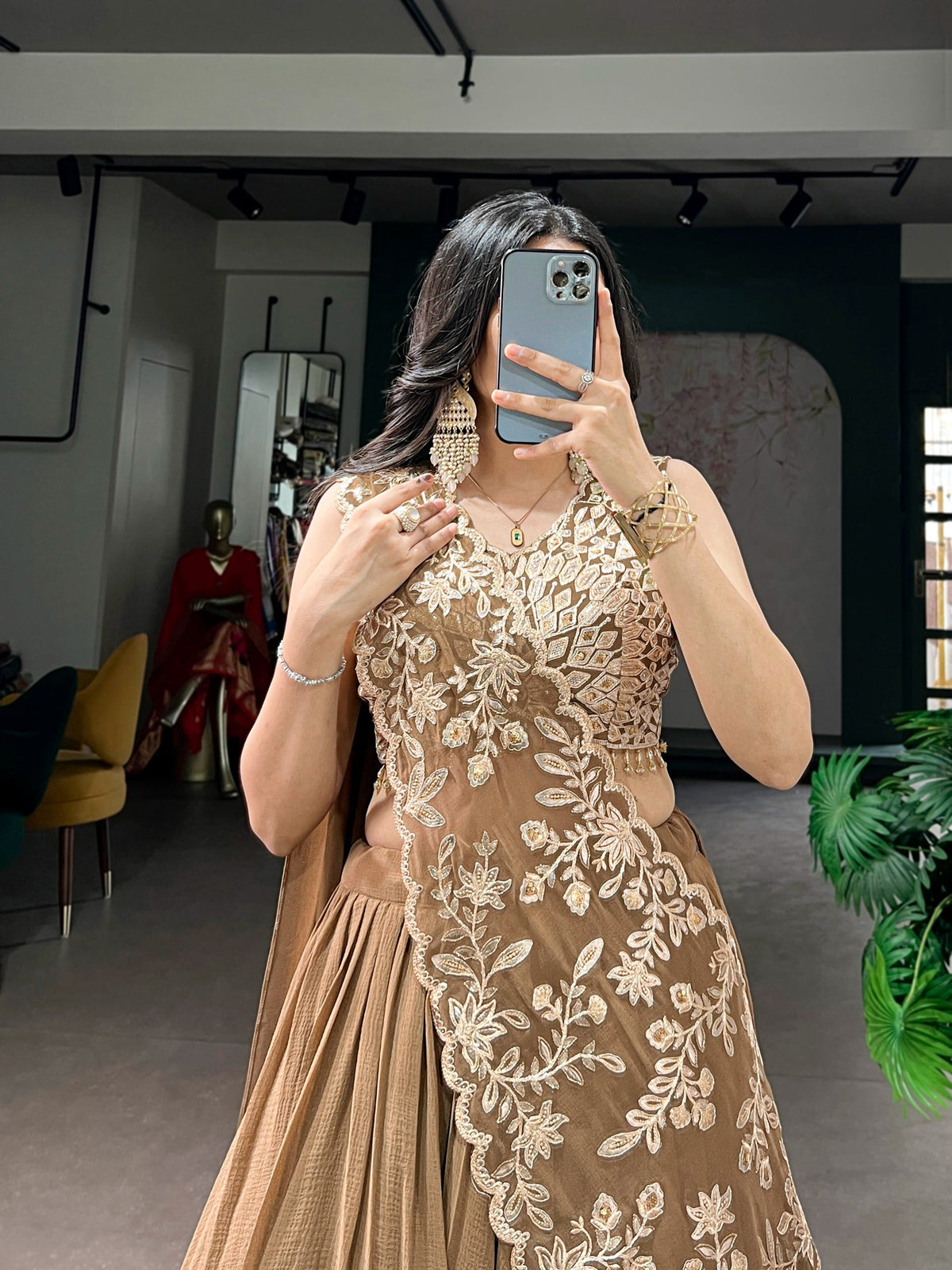 Crafted in flowy marble textures with a lightweight feel, this elegant lehenga is designed for effortless comfort and timeless festive charm.🤎